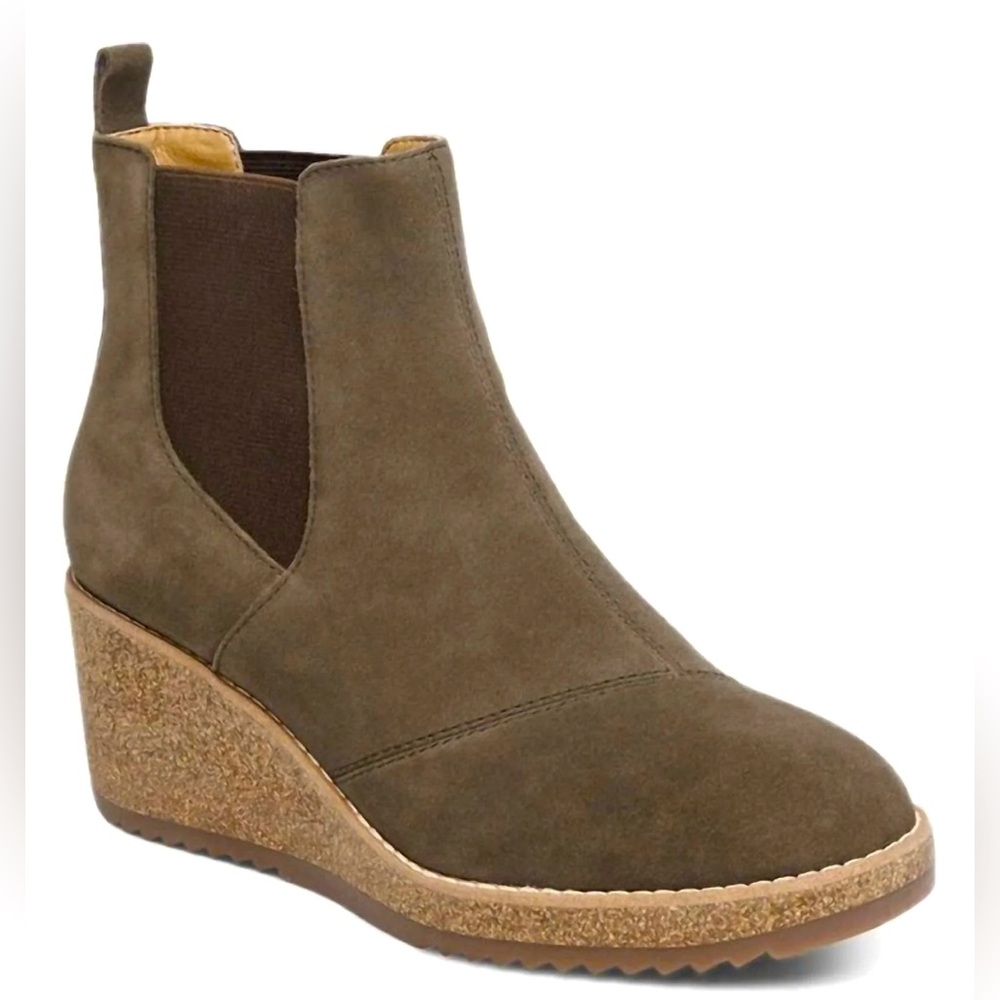 NEW IN BOX Aetrex Dawn Dark Olive Suede Wedge Boots